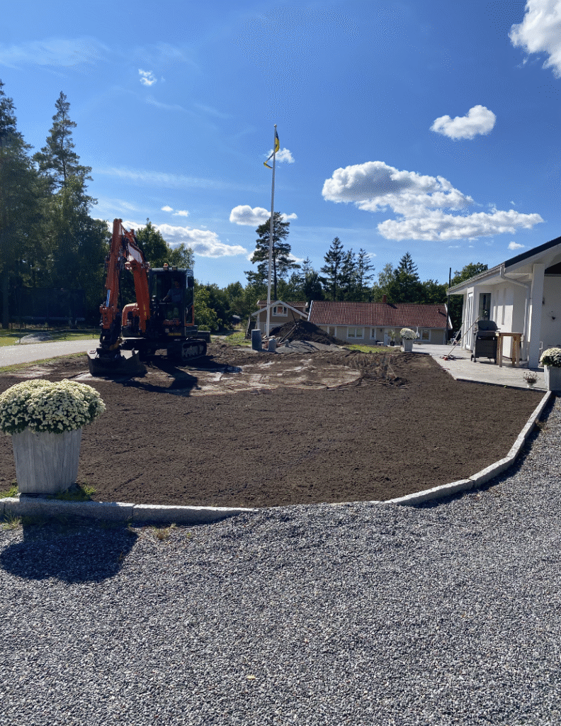 Grävmaskin som gräver i trädgård och inför pool i Kungsbacka